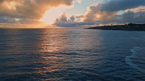 Pemandangan Udara Laut Yang Tenang Matahari Terbit Atas Lautan Yang — Stok Video