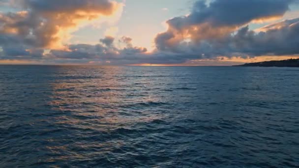 Nublado Cielo Nocturno Sobre Agua Del Océano Ondulando Cámara Lenta — Vídeo de stock