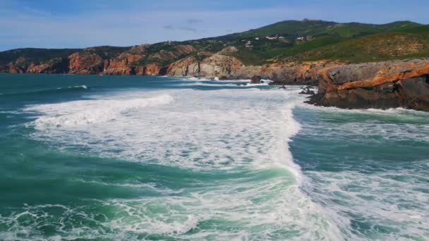 Hava Manzaralı Deniz Dalgaları Yavaş Çekimde Beyaz Köpükle Kayalık Kıyı — Stok video