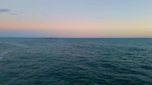 Luftaufnahme Ruhige Marine Dämmerung Sommerabend Tiefe Dunkle Ozeane Plätschern Unter — Stockvideo