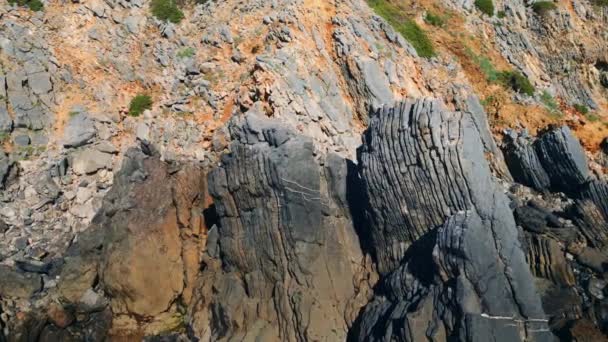 Robuste Dunkle Felsformation Sonniger Tag Luftaufnahme Schöne Raue Vulkanische Klippen — Stockvideo