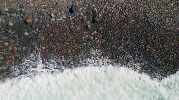 Αφράτο Θαλασσινό Νερό Που Πλένει Ηφαιστειακές Πέτρες Στην Παραλία Λευκός — Αρχείο Βίντεο