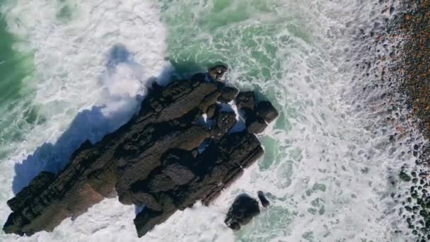 Вид Зверху Пінистого Океану Вражає Вулканічну Прибережну Породу Робить Бульбашки — стокове відео