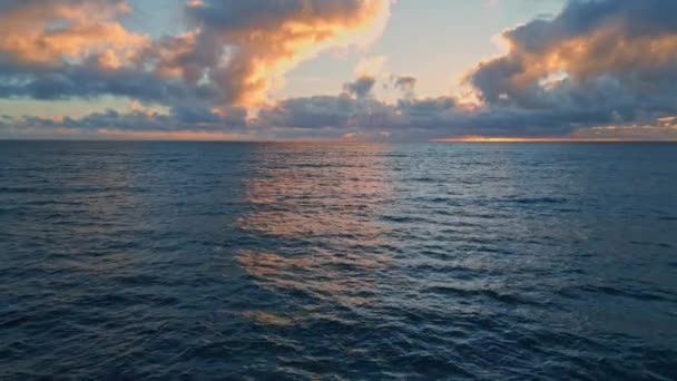 Drohnenblick Ruhige Meereswellen Unter Bewölktem Himmel Frühen Morgen Tiefes Dunkles — Stockvideo