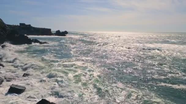 Θυελλώδης Ωκεανός Αντανακλά Φως Του Ήλιου Καλοκαίρι Βράδυ Drone View — Αρχείο Βίντεο