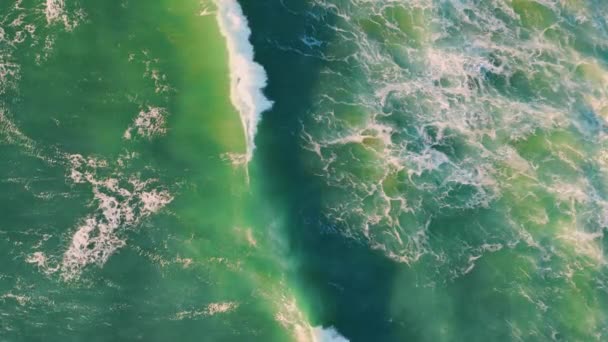 Üst Manzara Fırtınalı Deniz Yüzeyi Çok Yavaş Çekimde Beyaz Köpükle — Stok video