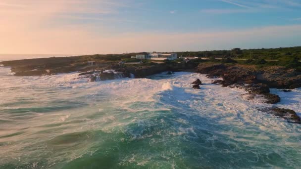 Widok Lotu Ptaka Kamienne Wybrzeże Mycie Przez Piękny Burzliwy Ocean — Wideo stockowe