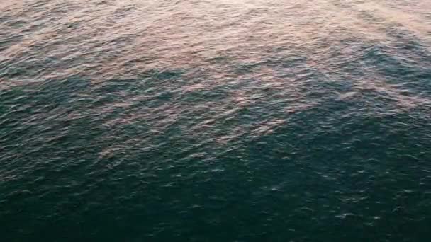 Kapalı Deniz Dalgalanması Sabah Güneşini Yansıtıyor Drone Görüntüsü Sakin Mavi — Stok video