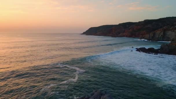 Океанські Хвилі Захід Пляжної Природи Морська Вода Стискає Бурхливі Скелі — стокове відео