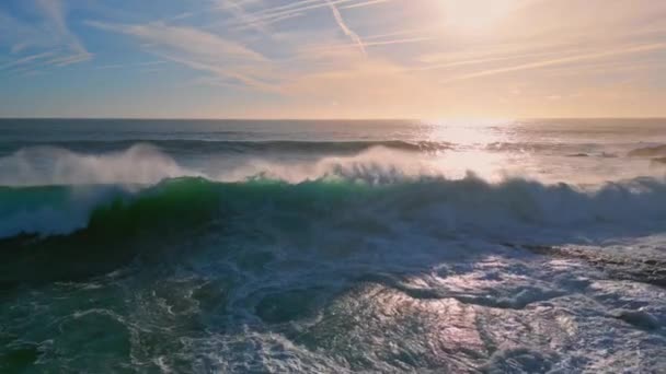 Ισχυρό Ωκεανό Surf Τροχαίο Παραλία Ηλιόλουστη Πρωί Τεράστια Κύματα Κάνουν — Αρχείο Βίντεο