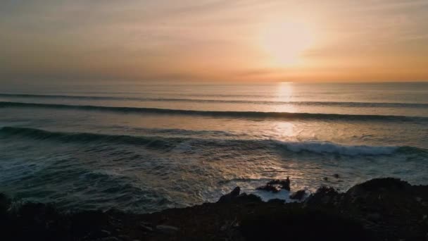 Захід Сонця Вулканічний Пляжний Силует Березі Моря Безпілотний Панорамний Вид — стокове відео