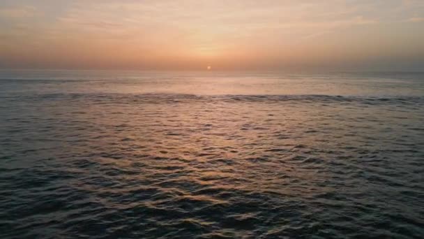 Panorama Dämmerung Meereslandschaft Drohnen Ansicht Pastellrosa Skyline Heitere Brandung Plätschert — Stockvideo