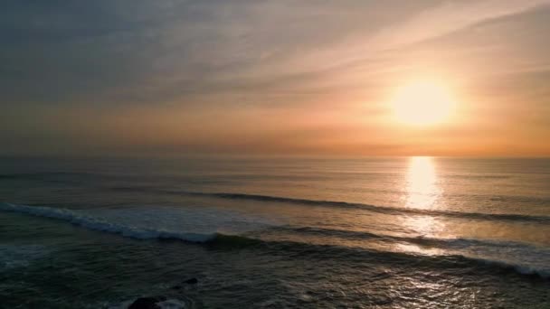 Sonnenaufgang Meer Plätscherndes Wasser Strand Luftaufnahme Goldener Morgenhimmel Über Dunkler — Stockvideo