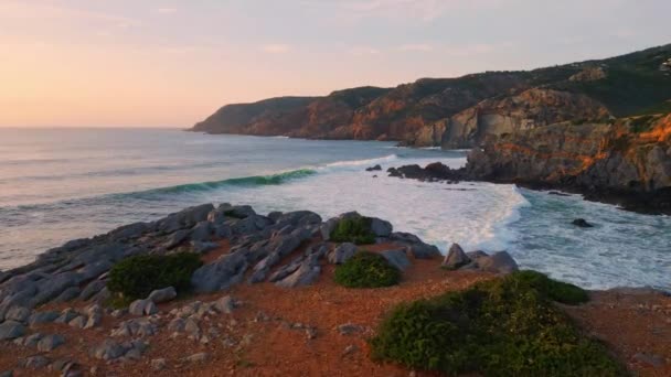 Morze Plaża Zachód Słońca Natura Fale Wody Oceanicznej Rozpryskują Wulkaniczne — Wideo stockowe