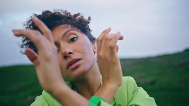 Closeup African American Young Woman Dancing Sensually Front Cloudy Gray — Stock Video