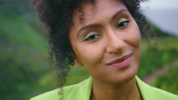Zbliżenie Uśmiechnięta Beztroska Kobieta Tancerka Cieszyć Występ Taneczny Zielonym Polu — Wideo stockowe