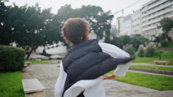 Enerjik Afro Amerikalı Serbest Gezgin Kız Dışarıda Moda Kıyafetlerle Dans — Stok video