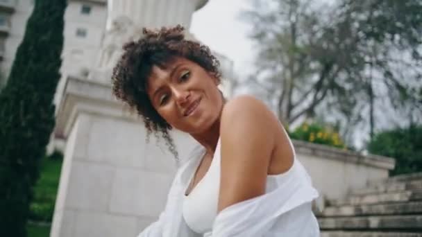 Een Coole Afro Amerikaanse Vrouw Die Hiphop Danst Straat Van — Stockvideo