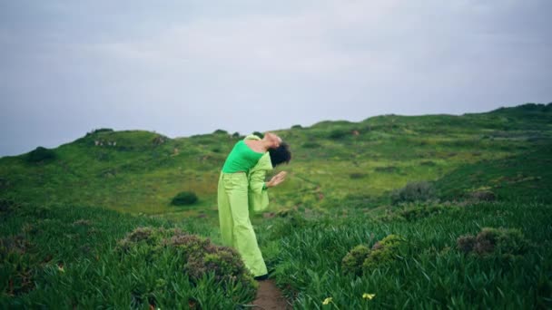 Passionerad Kvinna Dansare Utför Modern Stil Färska Gröna Fältet Grumlig — Stockvideo
