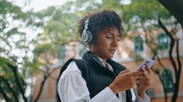 Africaine Américaine Fille Dans Les Écouteurs Sans Fil Utilisant Application — Video