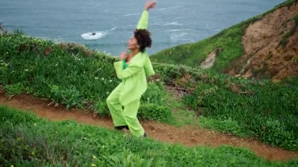 Afro Amerikaanse Jonge Vrouw Choreografie Dansen Aan Avondkust Professionele Danser — Stockvideo