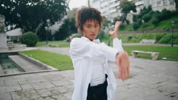 Стильная Африканская Американка Танцует Модный Стиль Городском Парке Уверенная Модная — стоковое видео