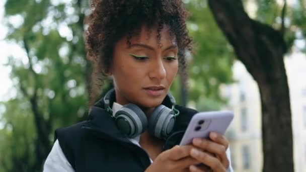 Ernstige Afrikaanse Amerikaanse Dame Typen Smartphone Lopen Stad Straat Closeup — Stockvideo