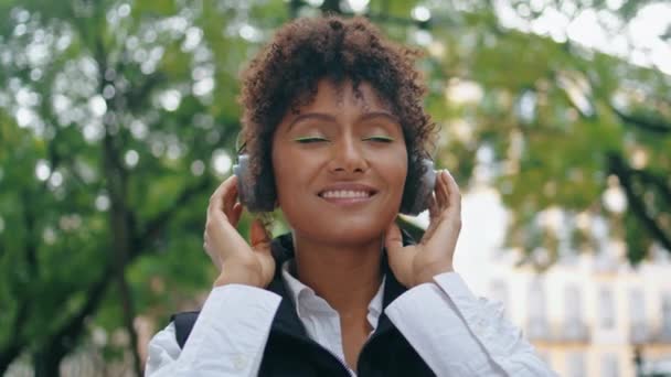 Задоволена Афро Американська Жінка Любить Музику Бездротових Навушниках Відкритому Повітрі — стокове відео