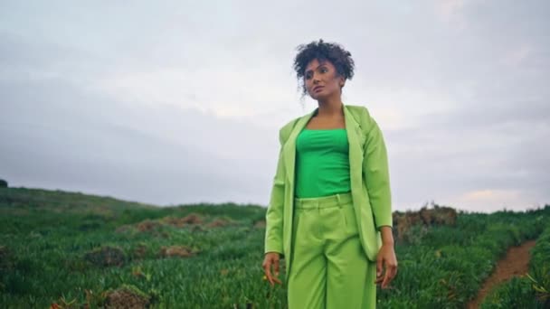 Sorglig Afrikansk Kvinna Som Går Grumligt Grönt Fält Ljus Kostym — Stockvideo