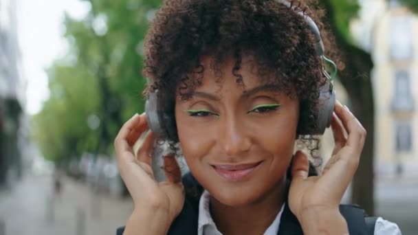 Щаслива Жінка Знімає Бездротові Навушники Усмішкою Обережна Афро Американська Дівчинка — стокове відео