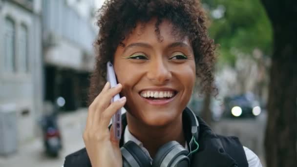 Veselá Šťastná Žena Mluví Smartphone Městě Procházka Zblízka Atraktivní Africká — Stock video