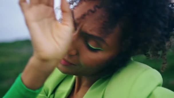 Gros Plan Émotionnel Jolie Fille Dansant Mains Mouvement Sensuellement Sur — Video