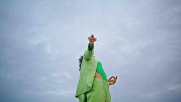 Αισθησιακό Νεαρή Γυναίκα Χορεύει Κάτω Από Τον Ουρανό Θυελλώδη Καιρό — Αρχείο Βίντεο