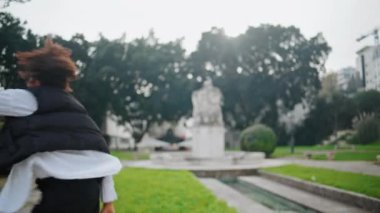 Modayı takip eden enerjik kadın şehir parkında eğleniyor. Profesyonel Afro-Amerikan hiphop sanatçısı aktif dans yavaş çekim pratiği yapıyor. Havalı kıvırcık kadın serbest stil hareketleri yapıyor.