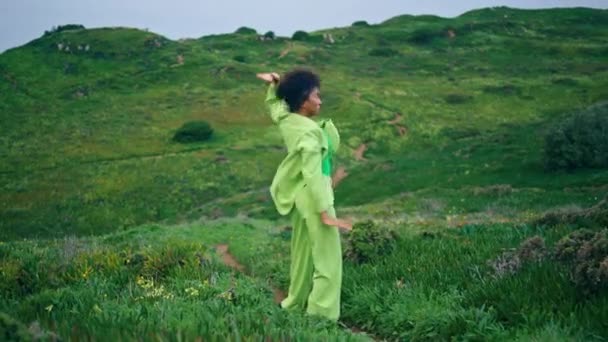 Jistý Moderní Styl Tanečnice Pohybující Tělo Profesionálně Večerní Zelené Louce — Stock video
