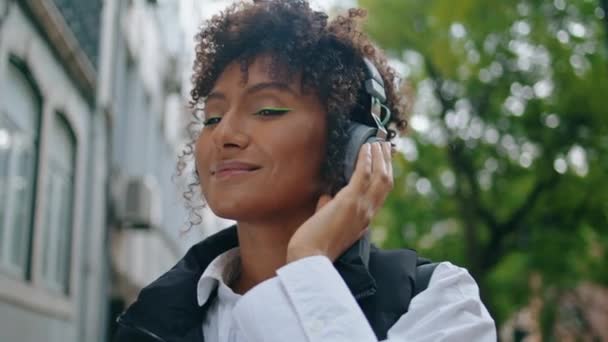 Happy Fille Détendue Écouter Musique Dans Les Écouteurs Sans Fil — Video