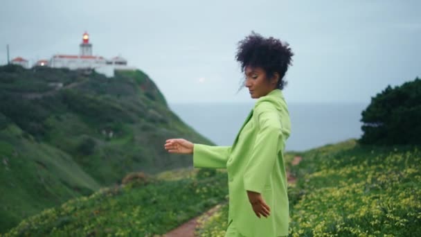Aantrekkelijke Afro Amerikaanse Danser Die Zich Prachtig Beweegt Avond Natuur — Stockvideo