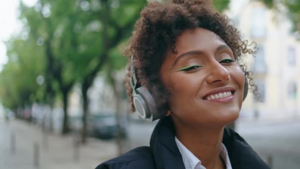 Unbekümmerte Afroamerikanerin Die Auf Der Straße Musik Über Drahtlose Kopfhörer — Stockvideo