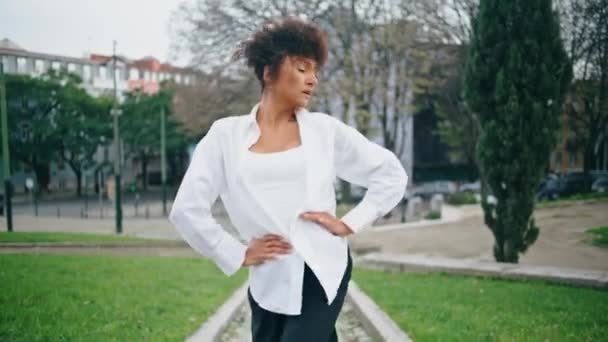Donna Afroamericana Voga Ballerina Che Esegue Coreografie Moderne Camminando Strada — Video Stock