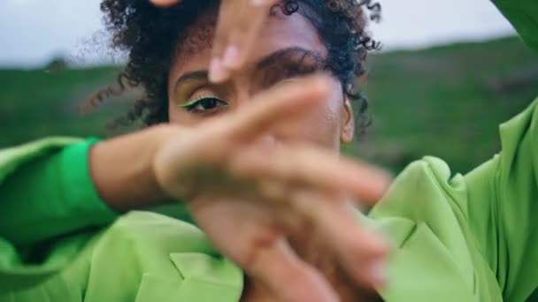 Portrét Smyslné Africké Americké Tanečnice Hrající Současný Styl Zakalené Přírodě — Stock video