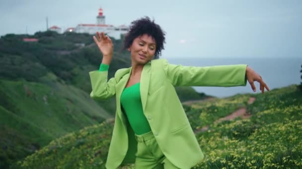 Sensual Bailarina Contemporánea Moviendo Las Manos Con Gracia Verdes Flores — Vídeo de stock