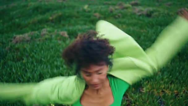 Energetische Afrikanisch Amerikanische Performerin Die Stehend Auf Grünem Gras Nahaufnahme — Stockvideo