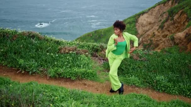 Сосредоточенная Африканская Американка Танцует Выразительные Танцевальные Движения Мрачном Берегу Моря — стоковое видео