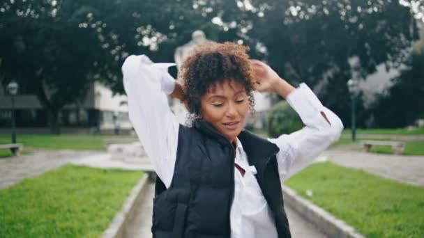 Mujer Talentosa Bailando Parque Ciudad Practicando Estilo Libre Moderno Primer — Vídeos de Stock