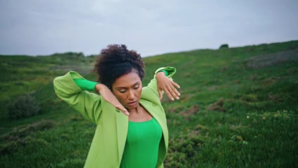 Skupiona Afrykańska Dziewczyna Wykonująca Taniec Nowoczesny Zielonej Trawie Pochmurne Pole — Wideo stockowe