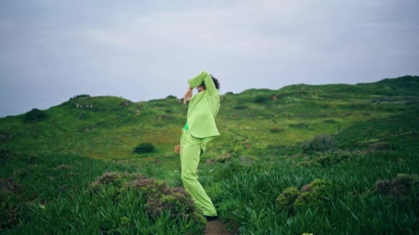 Stijlvol Meisje Performer Dansen Bewolkte Natuur Trendy Groene Pak Flexibele — Stockvideo
