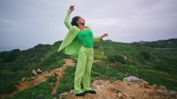 Gracieuze Afro Amerikaanse Vrouw Dansend Schemering Buiten Een Groene Grasheuvel — Stockvideo