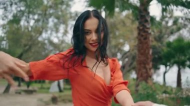 Yeşil Park 'ta dans eden seksi, güzel bir kadın dansçı. Yakından. Çekici baştan çıkarıcı genç kız yavaş çekimde sorunsuz hareket ediyor. Gülümseyen, mutlu esmer, bahçede Latin dansı yapan.