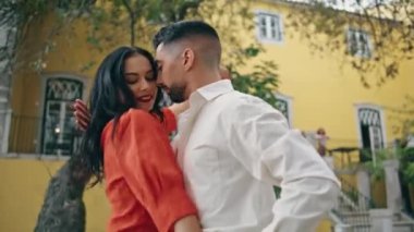 Seksi, şehvetli dansçılar yaz caddesinde tutkuyla ilerliyorlar. Açık havada Latin tarzı gösteri yapan genç ve güzel sanatçılar. Mutlu İspanyol eşleri dans festivali koreografisi.