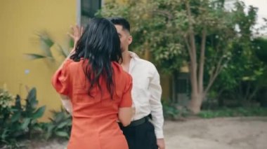 Şehirli caddede dans eden seksi İspanyol çift yaklaş. Güzel seksi kadın, dışarıda tutkulu sakallı bir adamla baştan çıkarıcı bir şekilde hareket ediyor. Bahçede gösteri yapan enerjik genç profesyoneller.